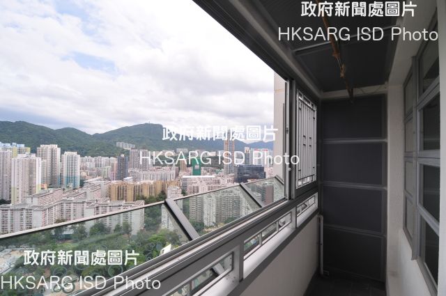The Hong Kong Housing Authority has received the highest honour in the Green Building Leadership category under the Green Building Awards 2016. Picture shows the enhanced version of acoustic balcony with different fittings (e.g. with acoustic lining at walls and the ceiling, and a projected panel), which minimises traffic noise nuisance.