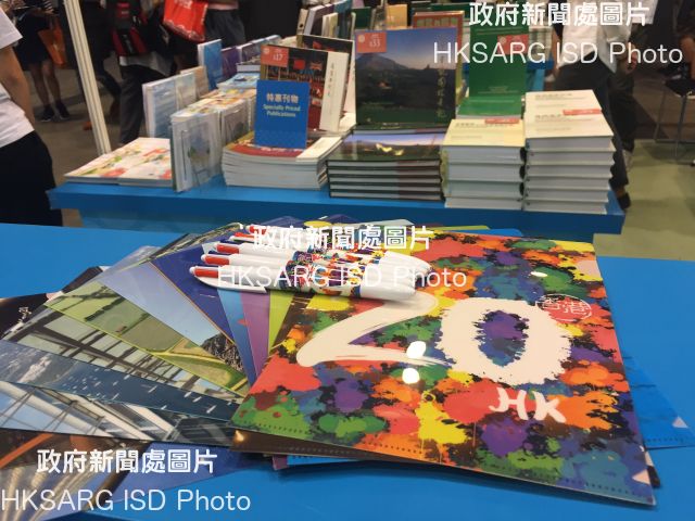 The Information Services Department (ISD) is taking part in this year's Hong Kong Book Fair, to be held from today (July 19) to July 25 under the theme "Cool Summer Reading". Photo shows the A5 folder souvenir and pen which will be given to customers buying publications at the ISD booth.