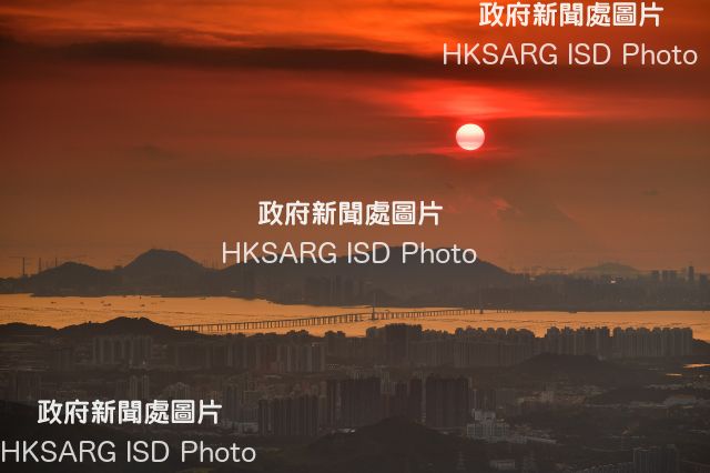 Our photographers captured these beautiful shots of spots around Hong Kong, covering Kowloon Peninsula, Central and Tsim Sha Tsui, Victoria Harbour, Causeway Bay Typhoon Shelter, Ma Tso Lung, Shenzhen Bay, Lantau Island, Nam Sang Wai and Stonecutters Bridge. 