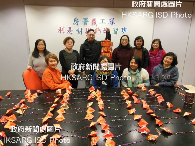 The Housing Department (HD) Volunteers Corps visited elderly tenants at Ming Tak Estate, Tseung Kwan O, last Saturday (February 10). Before the visit, the volunteers used red packets to make new year decorations for the elderly.