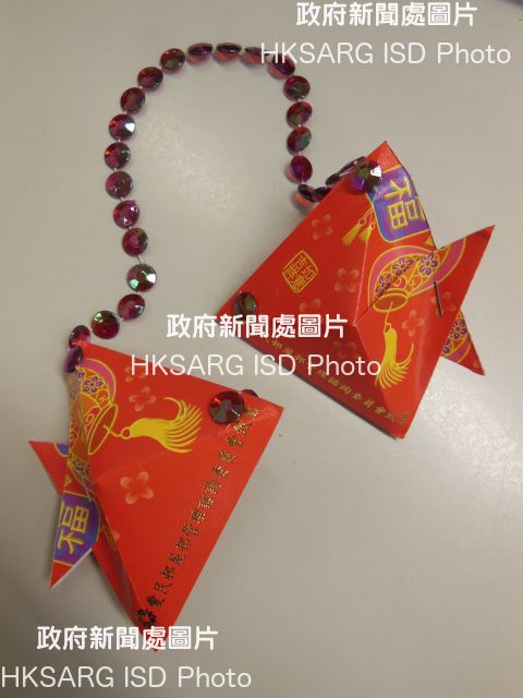 The Housing Department (HD) Volunteers Corps visited elderly tenants at Ming Tak Estate, Tseung Kwan O, last Saturday (February 10). Photo shows the new year decorations made of red packets the HD Volunteers Corps presented to elderly tenants.