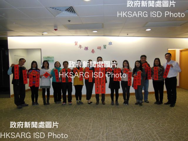 The Housing Department (HD) Volunteers Corps visited elderly tenants at Ming Tak Estate, Tseung Kwan O, last Saturday (February 10). Photo shows the HD Volunteers Corps with fai chuns they prepared before the visit.