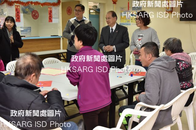 The Chief Secretary for Administration, Mr Matthew Cheung Kin-chung (second right), visits a rehabilitation centre under the Bought Place Scheme for Private Residential Care Homes for Persons with Disabilities today (February 14) and chats with residents there. Also present is the District Officer (Kowloon City), Mr Franco Kwok (third right).
