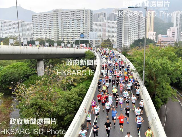 The "2018 Hong Kong Streetathon @kowloon", held under the theme  "PLAY EAT RUN", saw runners taking to the streets of Kowloon in 10km and half marathon races for charity on February 25. There was a lot of fun on the side-lines, with food, performances, cheering and cosplay.
