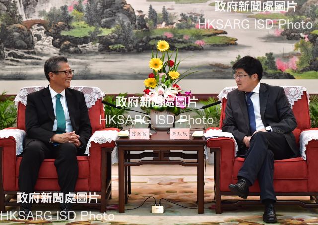 The Financial Secretary, Mr Paul Chan, started his visit to Hangzhou today (May 15). Photo shows Mr Chan (left) calling on the Vice Governor of Zhejiang Province, Mr Zhu Congjiu (right), in the evening.