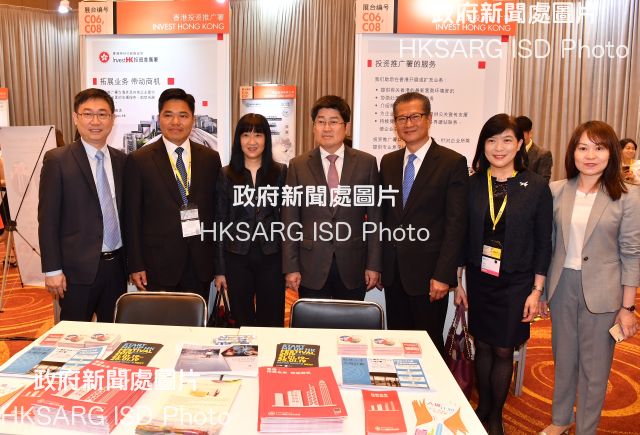 The Financial Secretary, Mr Paul Chan, attended "Smart Hong Kong, Hangzhou" organised by the Hong Kong Trade Development Council (HKTDC) in Hangzhou this morning (May 16). Photo shows Mr Chan (third right) with the Vice Governor of Zhejiang Province, Mr Zhu Congjiu (centre); the Executive Director of the HKTDC, Ms Margaret Fong (third left); and the Director of the Hong Kong Economic and Trade Office in Shanghai, Miss Victoria Tang (second right), at the exhibition booth hosted by Invest Hong Kong.