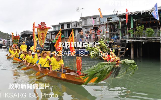 Hong Kong, the birthplace of modern dragon boat racing, celebrates Tuen Ng, or Dragon Boat Festival, with great enthusiasm, with races held in various places around the territory.  These pictures show the rousing races held in Tai O, Tai Po, Sai Kung, Stanley and Tuen Mun on June 18. 
