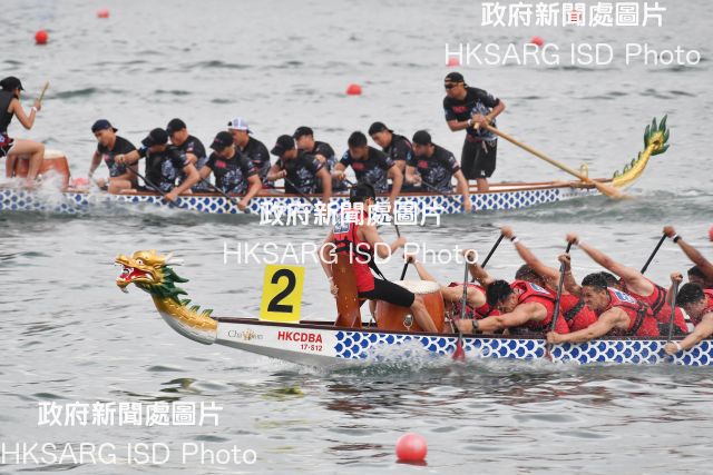 Teams of champion paddlers from home and around the world vie for glory at the CCB (Asia) Hong Kong International Dragon Boat Races, when three days (22-24 June) of exciting action make the Central Harbourfront come alive with the beat of drums, cheers of fans and party atmosphere.