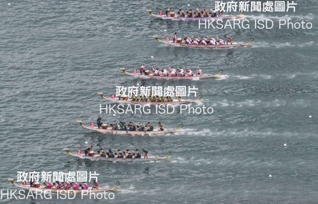 Teams of champion paddlers from home and around the world vie for glory at the CCB (Asia) Hong Kong International Dragon Boat Races, when three days (22-24 June) of exciting action make the Central Harbourfront come alive with the beat of drums, cheers of fans and party atmosphere.
