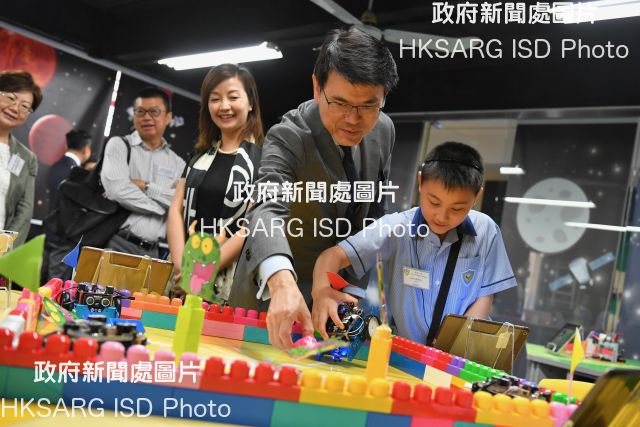 The Secretary for Commerce and Economic Development, Mr Edward Yau, today (July 9) visited Po Kok Primary School during his visit to Wan Chai District. Photo shows Mr Yau (second right) viewing a demonstration of students' science, technology, engineering and mathematics (STEM) projects.