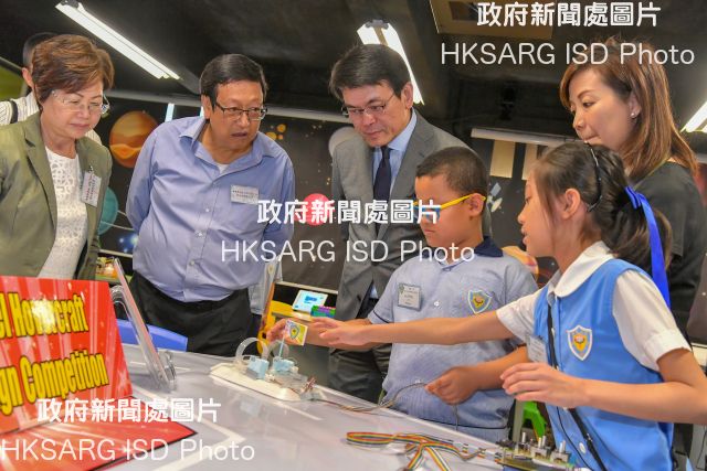 The Secretary for Commerce and Economic Development, Mr Edward Yau, today (July 9) visited Po Kok Primary School during his visit to Wan Chai District. Photo shows Mr Yau (third left); the Chairman of Wan Chai District Council, Mr Stephen Ng (second left); and the Vice-chairman of Wan Chai District Council, Dr Jennifer Chow (first left), viewing a demonstration of students' science, technology, engineering and mathematics (STEM) projects.