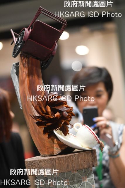 Salon du Chocolat, claimed to be the world's largest celebration of chocolate in all its forms, was held at the Hong Kong Convention and Exhibition Centre from July 6 to 8.   The event featured famous chocolate makers, chocolate sculpture and a chocolate fashion show.

