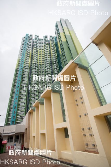 The intake of tenants into the four newly completed blocks at On Tai Estate, Kwun Tong, began today (July 10).