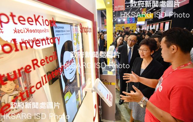 The Chief Executive, Mrs Carrie Lam, attended the RISE 2018 conference today (July 10). Photo shows Mrs Lam (second right) and the Secretary for Innovation and Technology, Mr Nicholas W Yang (third right), touring a booth featuring Hong Kong-based start-ups.
