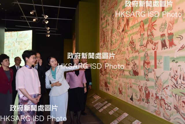 The Chief Executive, Mrs Carrie Lam, attended the opening ceremony of the "Digital Dunhuang - Tales of Heaven and Earth" exhibition today (July 10). Photo shows Mrs Lam (third left) touring the exhibition.