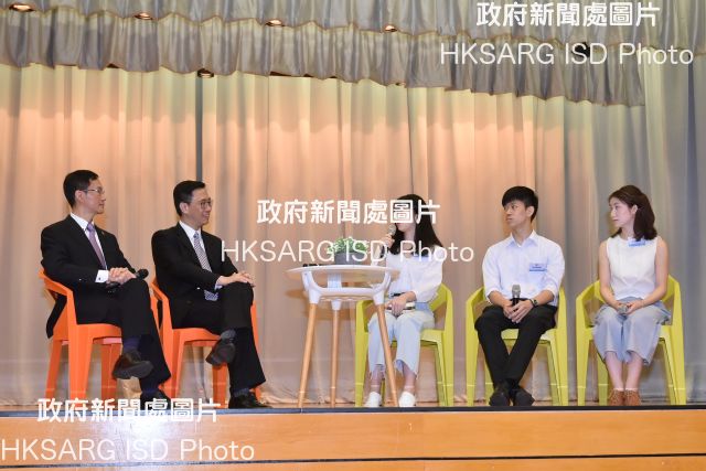 The Secretary for Education, Mr Kevin Yeung (second left), today (July 11) listens to alumni of Christ College talking about their pathways for further studies. Next to him is the school's Principal, Mr Fung Chi-tak (first left).