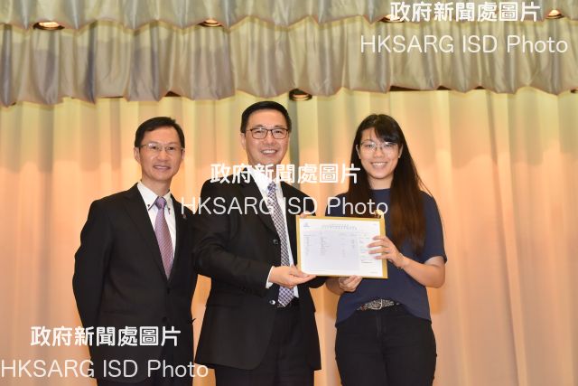 The Secretary for Education, Mr Kevin Yeung (centre), today (July 11) gives encouragement to candidates of this year's Hong Kong Diploma of Secondary Education Examination at Christ College, and presents the result notices to student representatives. Next to him is the school's Principal, Mr Fung Chi-tak (left).