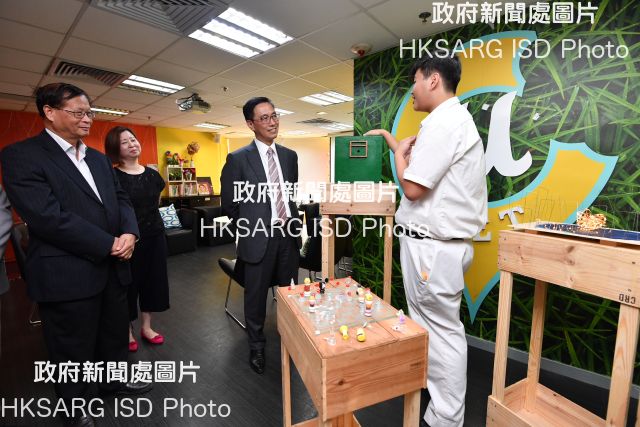 During his visit to Eastern District today (September 6), the Secretary for Education, Mr Kevin Yeung (second right), visited the Jockey Club Shaukiwan Youth S.P.O.T. of the Hong Kong Federation of Youth Groups, where he is pictured viewing artworks designed by the youths. 