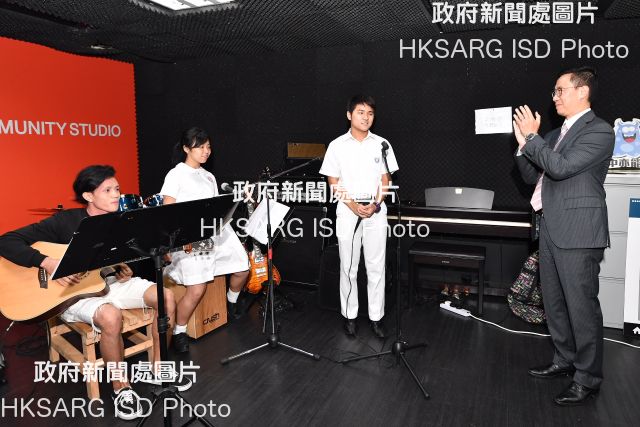 The Secretary for Education, Mr Kevin Yeung (first right), today (September 6) visited the Jockey Club Shaukiwan Youth S.P.O.T. of the Hong Kong Federation of Youth Groups and enjoyed a musical instrument and singing performance by youths.