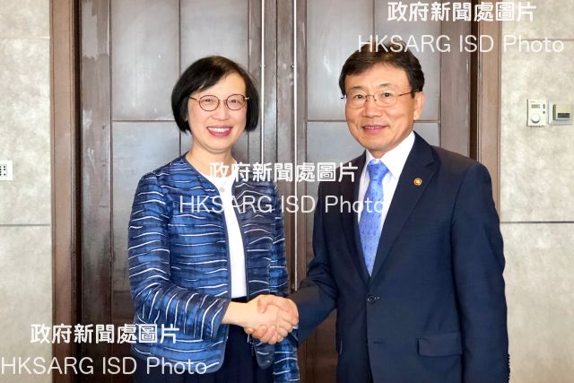 The Secretary for Food and Health, Professor Sophia Chan (left), today (September 7) met with the Vice Minister of Health and Welfare of Korea, Mr Kwon Deok-cheol (right), in Seoul to exchange views on medical and healthcare issues of the two places. 