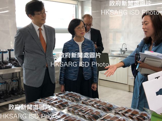 The Secretary for Food and Health, Professor Sophia Chan (second left), today (September 7) led a delegation to visit the decoction room of the National Rehabilitation Center in Seoul.