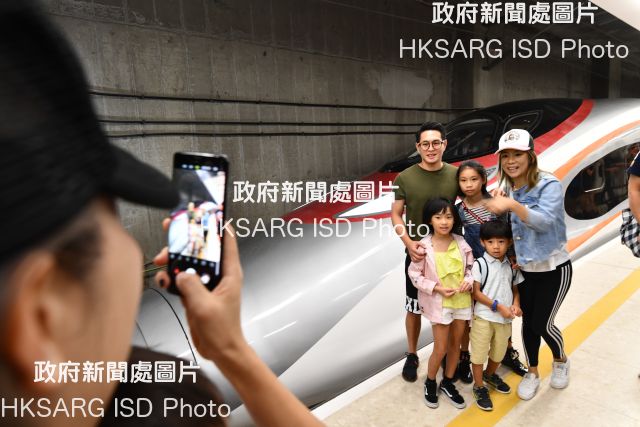 The Hong Kong Section of the Guangzhou-Shenzhen-Hong Kong Express Rail Link commenced operation today (September 23). The first train (G5736) departed from Hong Kong West Kowloon Station for Shenzhenbei Station at 7am. Photo shows passengers posing for a picture before boarding the train.