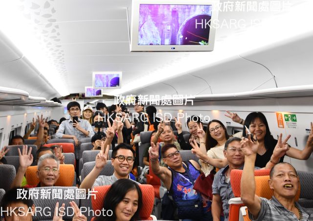 The Hong Kong Section of the Guangzhou-Shenzhen-Hong Kong Express Rail Link commenced operation today (September 23). The first train (G5736) departed from Hong Kong West Kowloon Station for Shenzhenbei Station at 7am. Photo shows passengers on the train.
