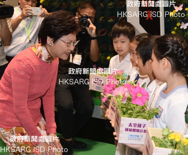The Chief Executive, Mrs Carrie Lam, attended the opening ceremony of the InnoTech Expo 2018 held at the Hong Kong Convention and Exhibition Centre today (September 23). Photo shows Mrs Lam (left) touring the Expo. 