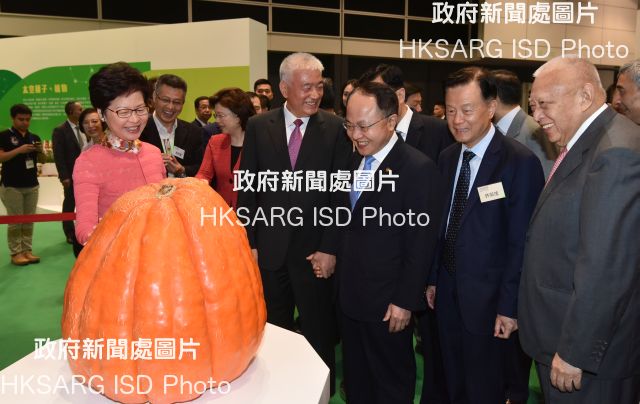 The Chief Executive, Mrs Carrie Lam, attended the opening ceremony of the InnoTech Expo 2018 held at the Hong Kong Convention and Exhibition Centre today (September 23). Photo shows Mrs Lam (first left); Vice-Chairman of the National Committee of the Chinese People's Political Consultative Conference Mr Tung Chee Hwa (first right); the Minister of Science and Technology, Mr Wang Zhigang (fourth right); and the Director of the Liaison Office of the Central People's Government in the Hong Kong Special Administrative Region, Mr Wang Zhimin (third right) touring the Expo. 