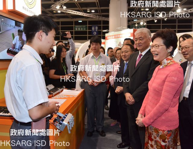 The Chief Executive, Mrs Carrie Lam, attended the opening ceremony of the InnoTech Expo 2018 held at the Hong Kong Convention and Exhibition Centre today (September 23). Photo shows Mrs Lam (first right ); the Minister of Science and Technology, Mr Wang Zhigang (second right); and the Director of the Liaison Office of the Central People's Government in the Hong Kong Special Administrative Region, Mr Wang Zhimin (third right) touring the Expo. 