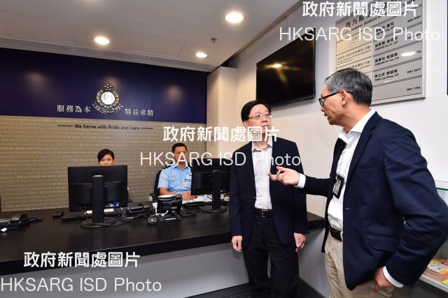 The Secretary for Security, Mr John Lee (second right) , today (September 23) inspects  the Police Report Centre at the Hong Kong Port Area  of WKS  where he is  briefed on the work of maintaining law and order at the station.