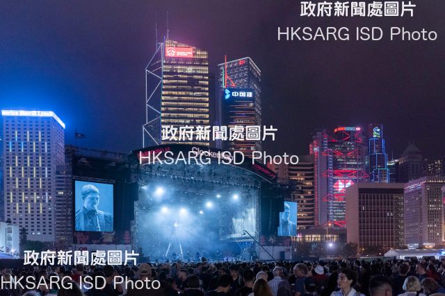 Clockenflap, Hong Kong' biggest music and arts festival, featuring live gigs by an international and local lineup of indie performers and exciting art works (many of them interactive) was held at the Central Harbourfront from November 9 to 11.
