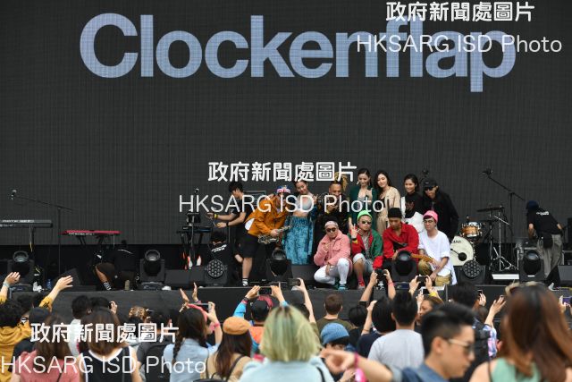 Clockenflap, Hong Kong' biggest music and arts festival, featuring live gigs by an international and local lineup of indie performers and exciting art works (many of them interactive) was held at the Central Harbourfront from November 9 to 11.
