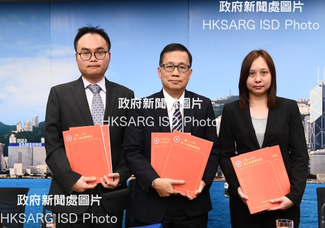 The Government Economist, Mr Andrew Au (centre), presents the Third Quarter Economic Report 2018 at a press conference today (November 16). Joining him are Principal Economist Mr Eric Lee (left) and the Acting Assistant Commissioner for Census and Statistics, Ms Gloria Ma (right).