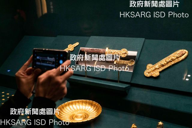 The "Glistening Treasures in the Dust - Ancient Artefacts of Afghanistan" exhibition, being held at the Hong Kong Museum of History until February 10,  displays 231 items/sets of rare artefacts, including goldware, glassware, bronze sculptures and ivory carvings, unearthed from four archaeological sites in Afghanistan. This exhibition shows the profound influence of ancient cultures such as Greek, Indian and Roman on Afghanistan and its surrounding regions from the Bronze Age to the first century AD.  These artefacts also attest to the role played by ancient Afghanistan as the cultural crossroads of the Silk Road, which promoted the exchange and integration of world civilisations.