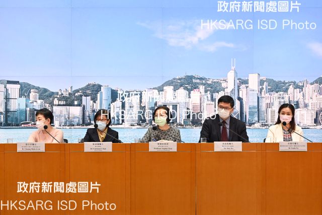The Secretary for Food and Health, Professor Sophia Chan (centre); the Director of Health, Dr Constance Chan (second left); the Chief Executive of the Hospital Authority (HA), Dr Tony Ko (second right); the Head of the Communicable Disease Branch of the Centre for Health Protection of the Department of Health, Dr Chuang Shuk-kwan (first left); and the Chief Manager (Clinical Effectiveness & Technology Management) of the HA, Dr Linda Yu (first right), talked about the latest situation of COVID-19 and the latest social distancing measures at a press conference today (November 24).