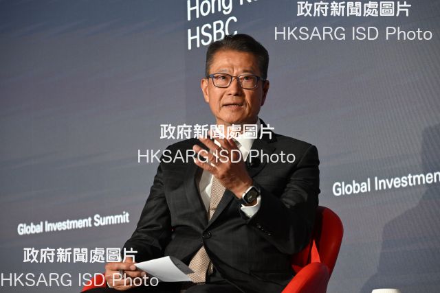 The Financial Secretary, Mr Paul Chan, attended HSBC Global Investment Summit today (April 8). Photo shows Mr Chan speaking at an exchange session.
