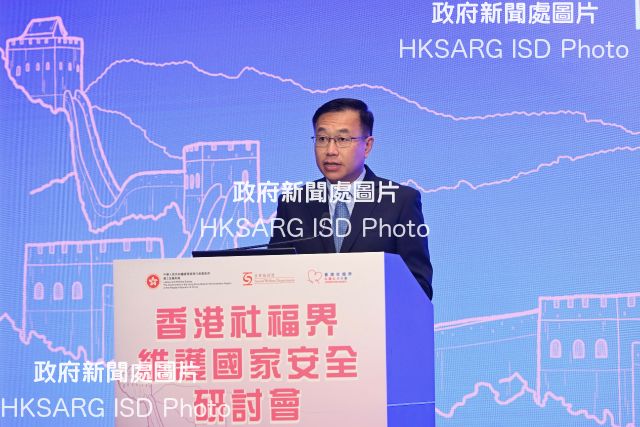 The symposium on safeguarding national security for the social welfare sector of Hong Kong, jointly organised by the Labour and Welfare Bureau and the Social Welfare Department of the Government of the Hong Kong Special Administrative Region (HKSAR) and the Connecting Hearts Limited, was held today (April 8). Photo shows Deputy Director of the Liaison Office of the Central People’s Government in the HKSAR Mr He Jing addressing the symposium.