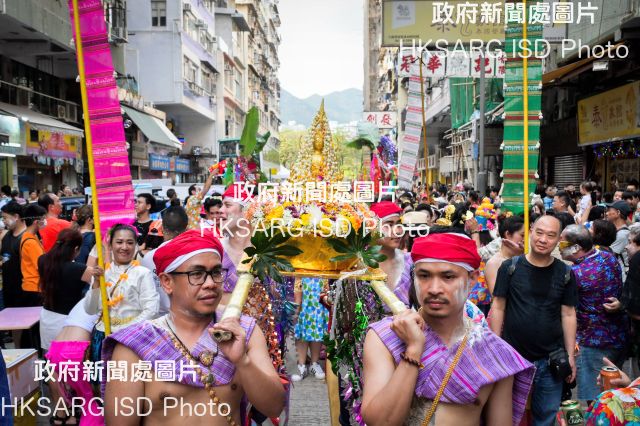The Songkran Festival, marking Thai New Year, was celebrated in Lai Chi Kok (April 4-8) and Kowloon City (April 12-14). The events featured an exciting line-up of programmes, including water splashing, Muay Thai (Thai boxing) competition, music, dance and parades.
