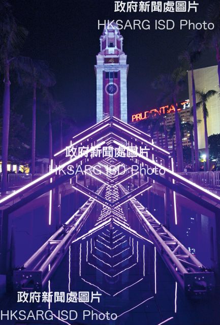 The first Lumieres Hong Kong festival lit up the fountain next to the Clock Tower in Tsim Sha Tsui, among 16 venues specially illuminated during the three day event in November. (Hong Kong Yearbook 2017)